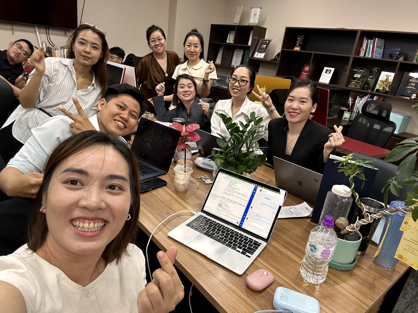 Tú Anh cùng đồng nghiệp IQI Việt Nam